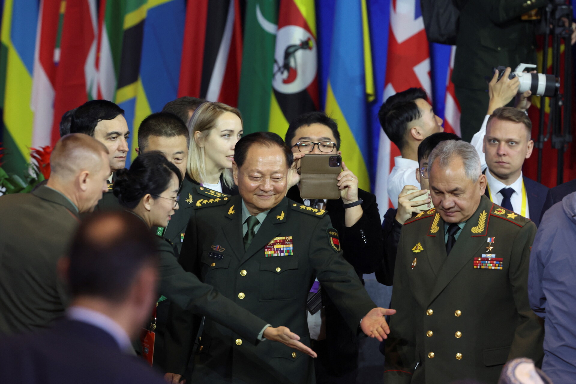 Ο Κινέζος στρατηγός Ζανγκ Γιουσία και ο Ρώσος υπουργός Άμυνας Σεργκέι Σοϊγκού © EPA/FLORENCE LO/POOL