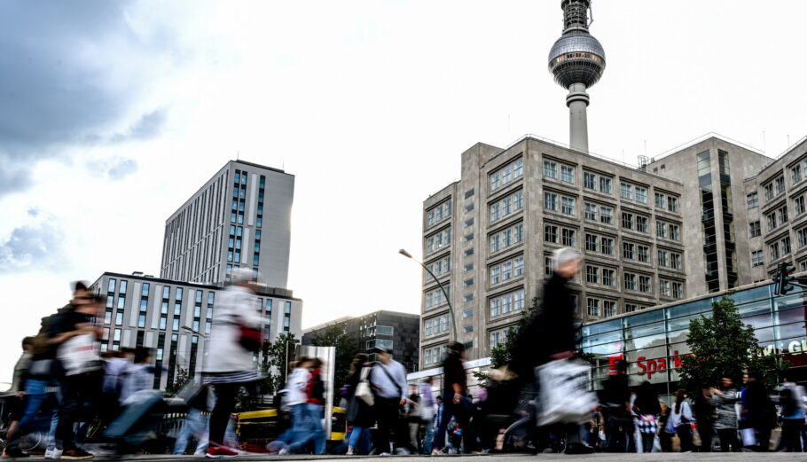 Κόσμος στο Βερολίνο © EPA/FILIP SINGER