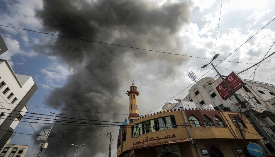 Καπνός πάνω από κτίρια μετά από ισραηλινή αεροπορική επίθεση στη Γάζα © EPA/MOHAMMED SABER