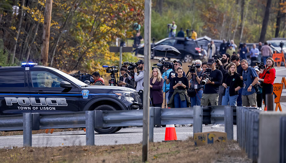 Δημοσιογράφοι στις ΗΠΑ σε σημείο ελέγχου της αστυνομίας στο πλαίσιο επιχείρησης για τον εντοπισμό του μακελάρη του Μέιν © EPA/CJ GUNTHER