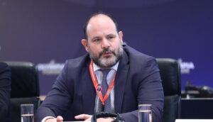 Τη συνεργασία της με τον Νίκο Μαντζούφα ανακοίνωσε η EY Ελλάδος