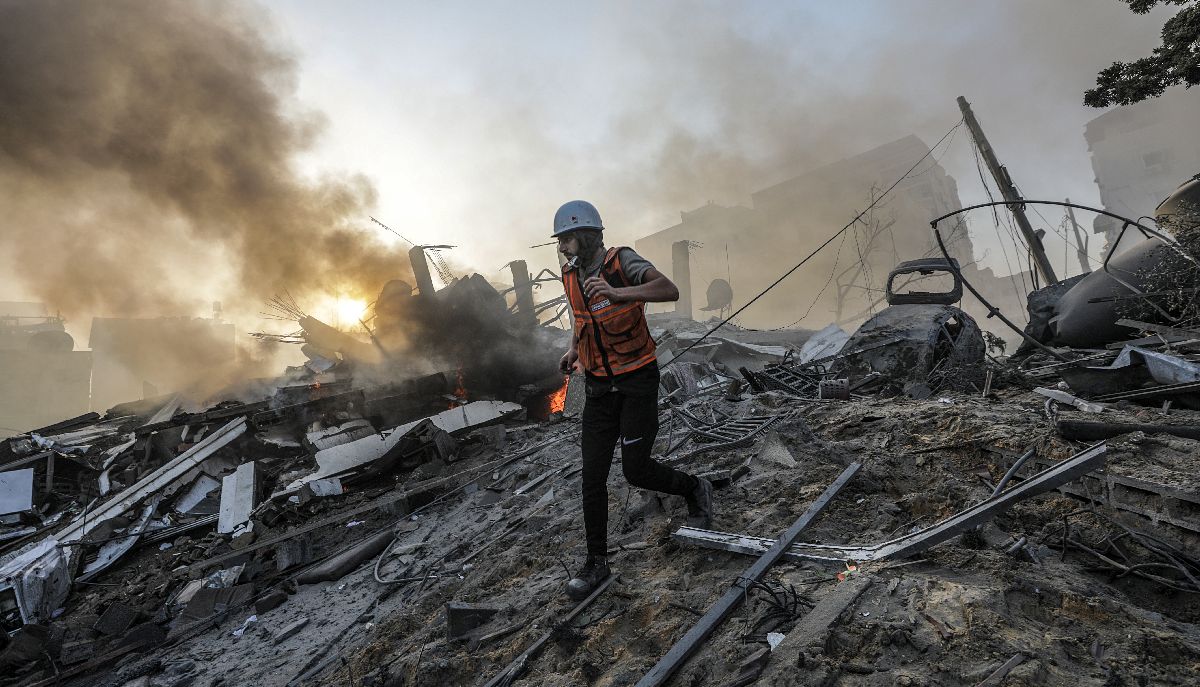 Συντρίμμια στη Γάζα μετά τις ισραηλινές αεροπορικές επιθέσεις © EPA/MOHAMMED SABER