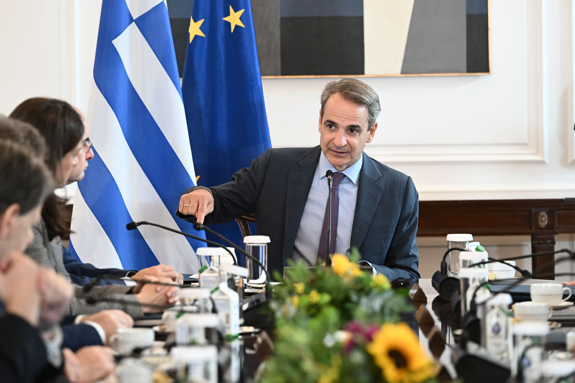 Κίτρινες κάρτες Μητσοτάκη στο υπουργικό και διαρκής αξιολόγηση