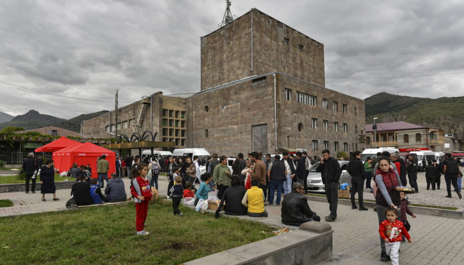 Αρμένιοι εγκαταλείπουν το Ναγκόρνο-Καραμπάχ © EPA/NAREK ALEKSANYAN