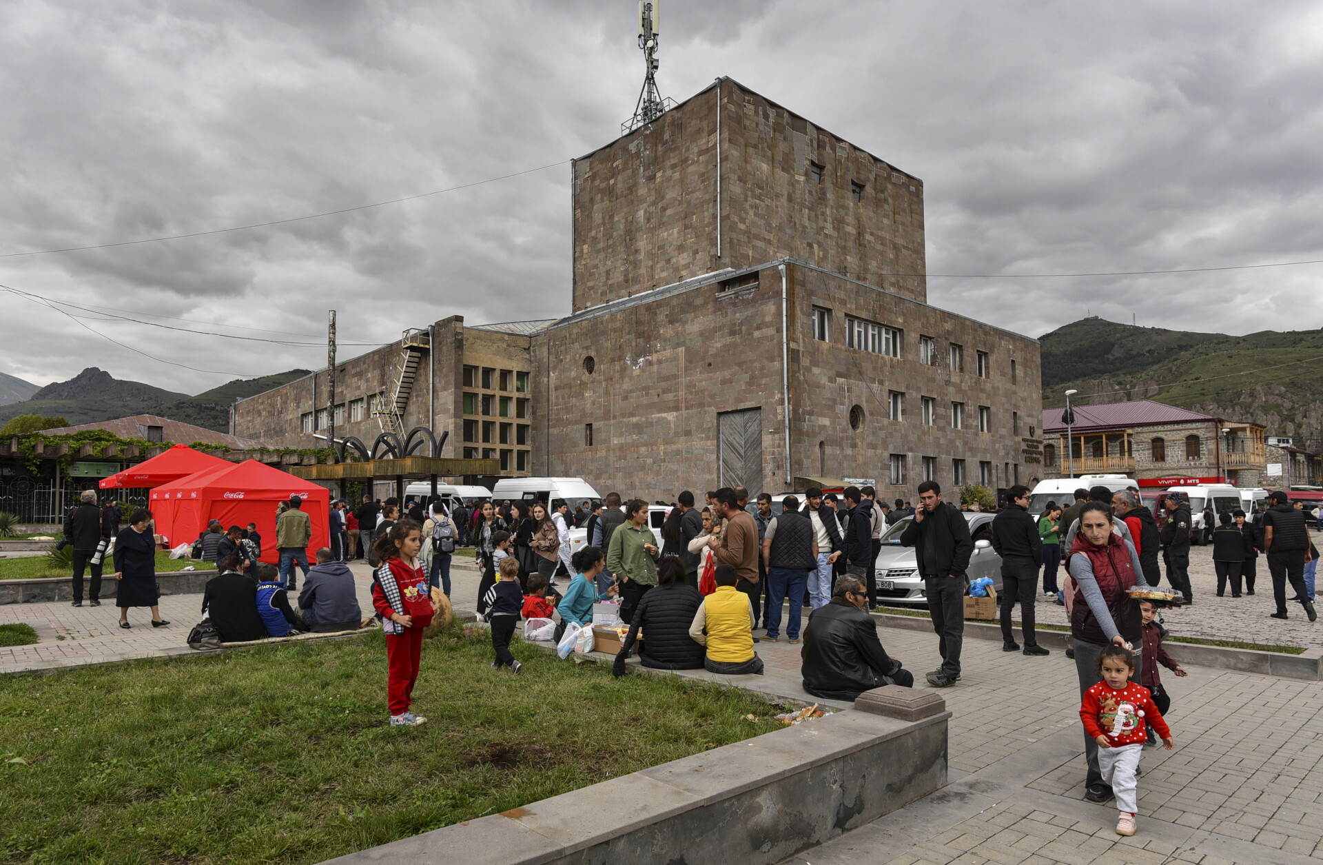 Αρμένιοι εγκαταλείπουν το Ναγκόρνο-Καραμπάχ © EPA/NAREK ALEKSANYAN