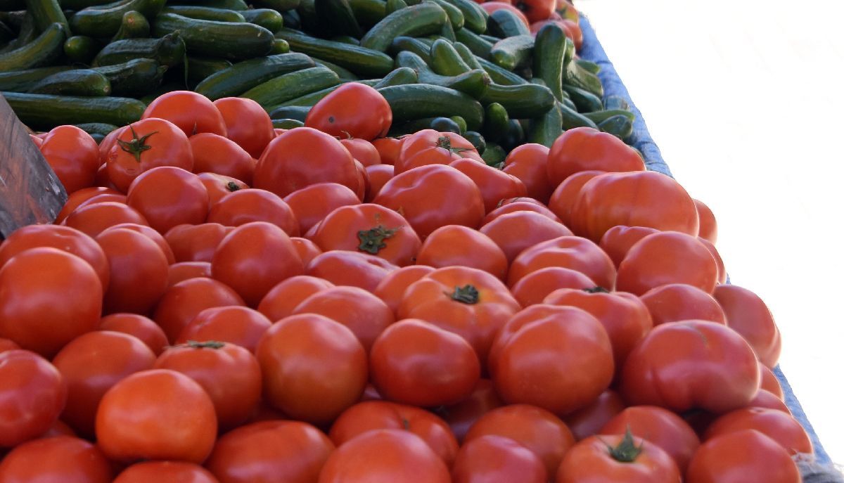 Ντομάτα και αγγουράκια σε λαϊκή αγορά © Eurokinissi / ΠΑΠΑΔΟΠΟΥΛΟΣ ΒΑΣΙΛΗΣ