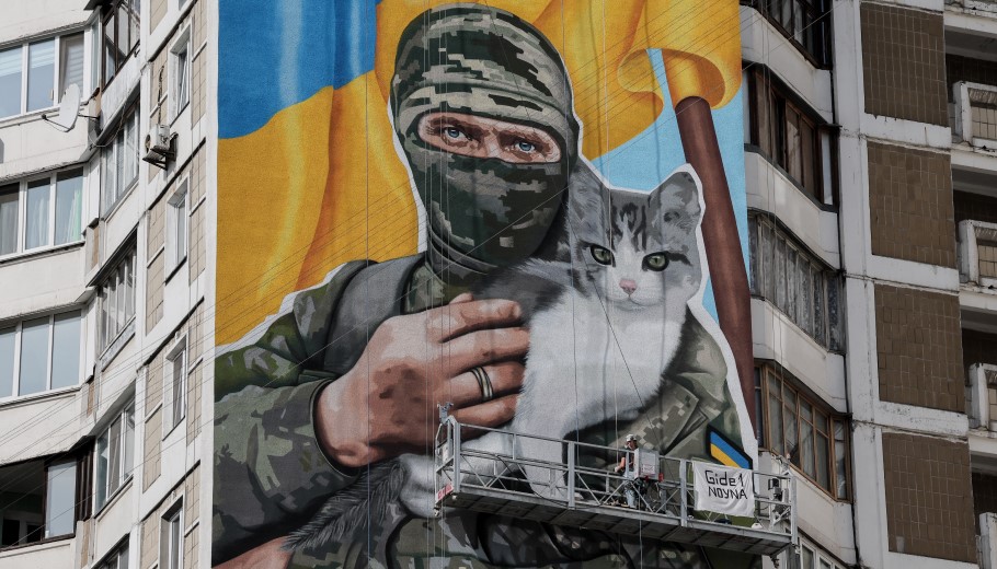 Mural με Ουκρανό στρατιώτη στο Κίεβο © EPA/Oleg Petrasyuk