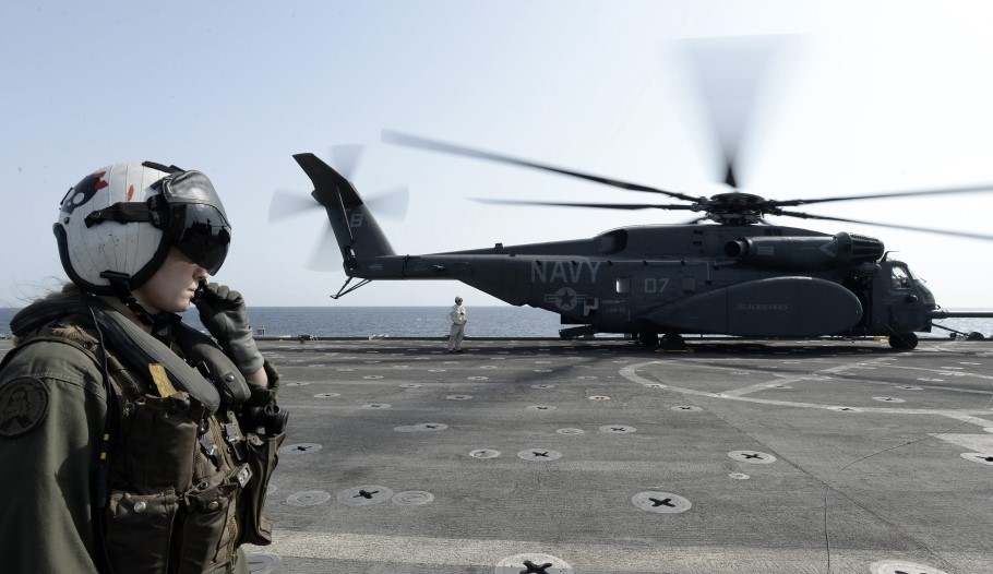 Στρατιωτικό ελικόπτερο σε πολεμικό πλοίο των ΗΠΑ © EPA/MAZEN MAHDI