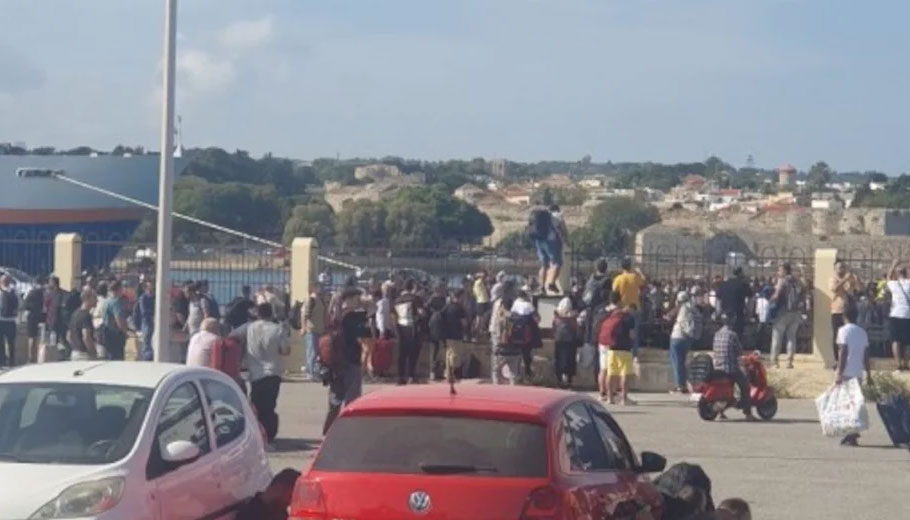 Ρόδος: Μετανάστες και πρόσφυγες εμπόδισαν τον απόπλου πλοίου