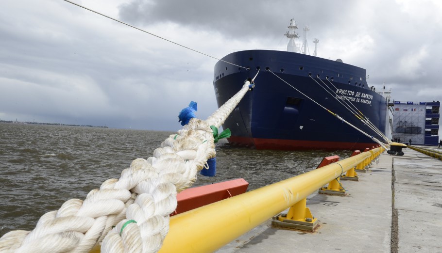 Ρωσικό πλοίο μεταφοράς LNG μέσω της θαλάσσιας οδού στην Αρκτική © EPA/OLGA MALTSEVA / POOL