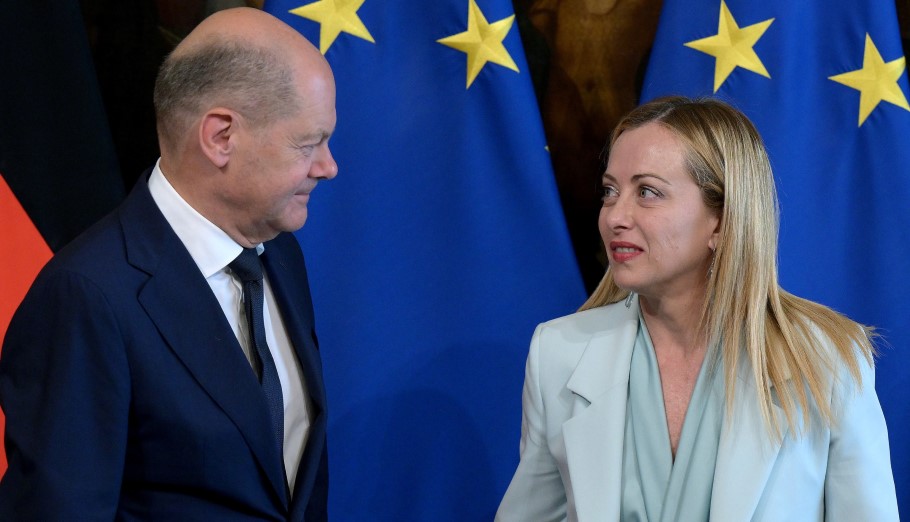 Πιέσεις Μελόνι σε Σολτς για το μεταναστευτικό