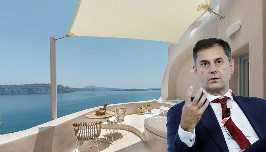 Ο Χάρης Θεοχάρης μπροστά από ένα κατάλυμα βραχυχρόνιας μίσθωσης © ΑΠΕ ΜΠΕ / The Economist Impact - Airbnb - PowerGame.gr