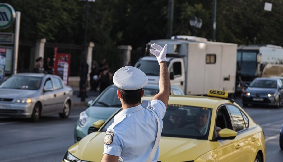 Κυκλοφορία, Τροχονόμος στον κέντρο της Αθήνας © EUROKINISSI