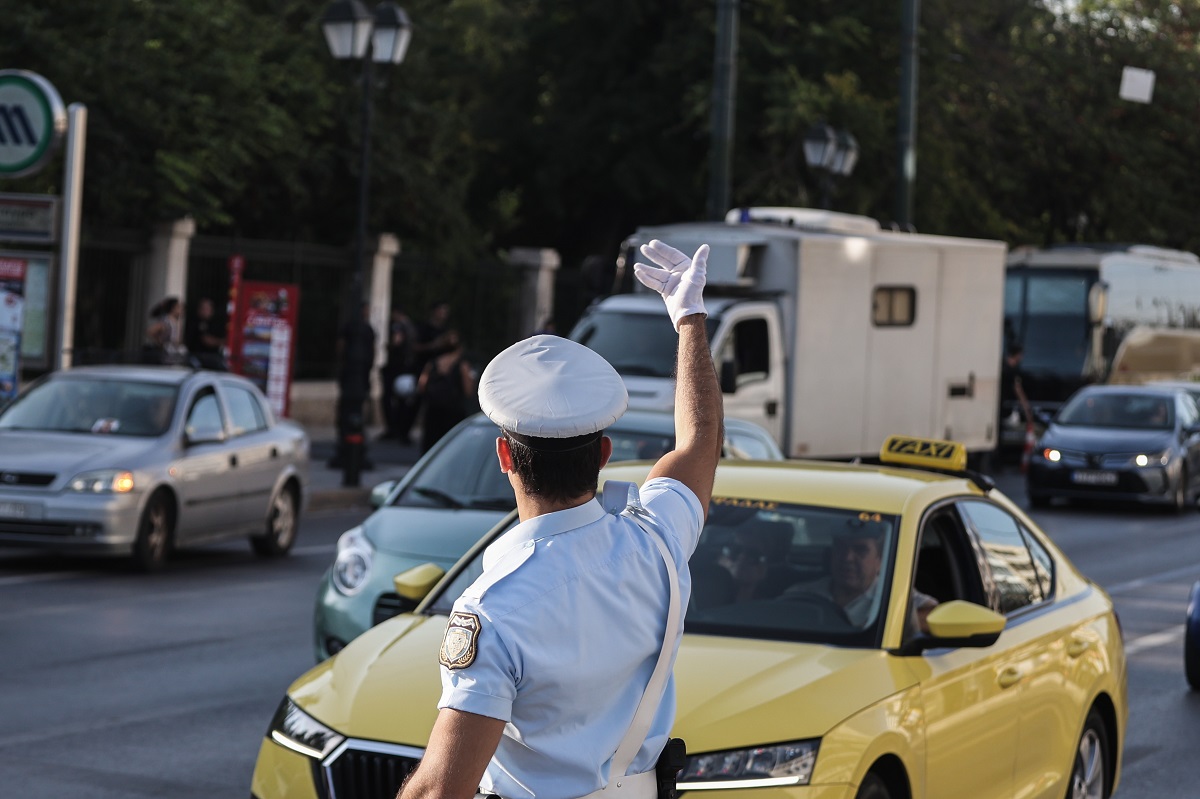 Κυκλοφορία, Τροχονόμος στον κέντρο της Αθήνας © EUROKINISSI