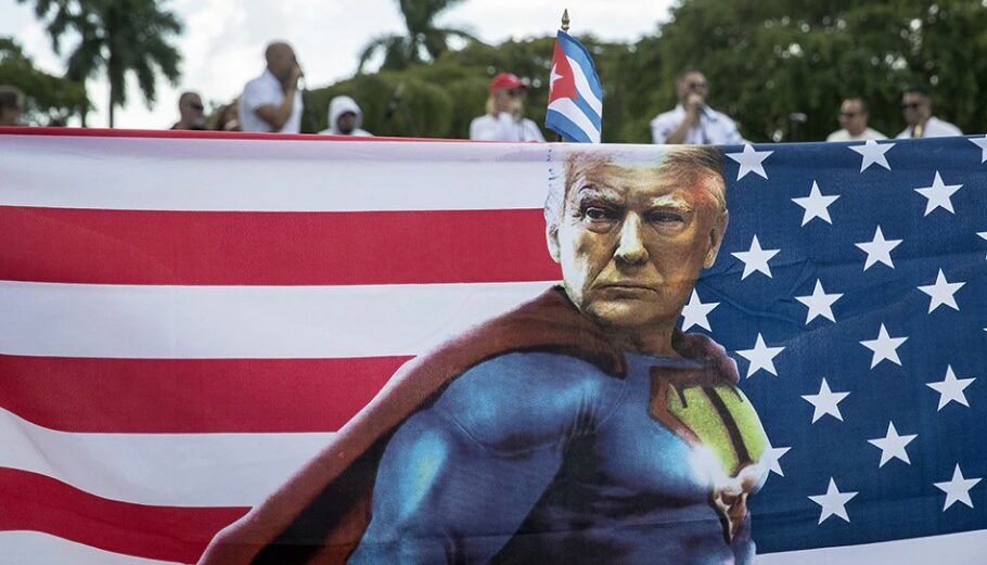 Ο Ντόναλντ Τραμπ ως... Σούπερμαν στην αμερικανική σημαία © EPA/CRISTOBAL HERRERA-ULASHKEVICH