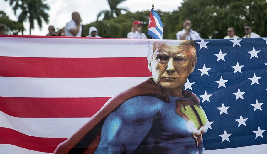 Ο Ντόναλντ Τραμπ ως... Σούπερμαν στην αμερικανική σημαία © EPA/CRISTOBAL HERRERA-ULASHKEVICH