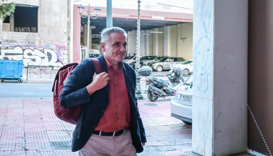 O Ευκλείδης Τσακαλώτος κατά την είσοδό του στην Κουμμουνδούρου για τη συνεδρίαση της Πολιτικής Γραμματείας του ΣΥΡΙΖΑ © Eurokinissi