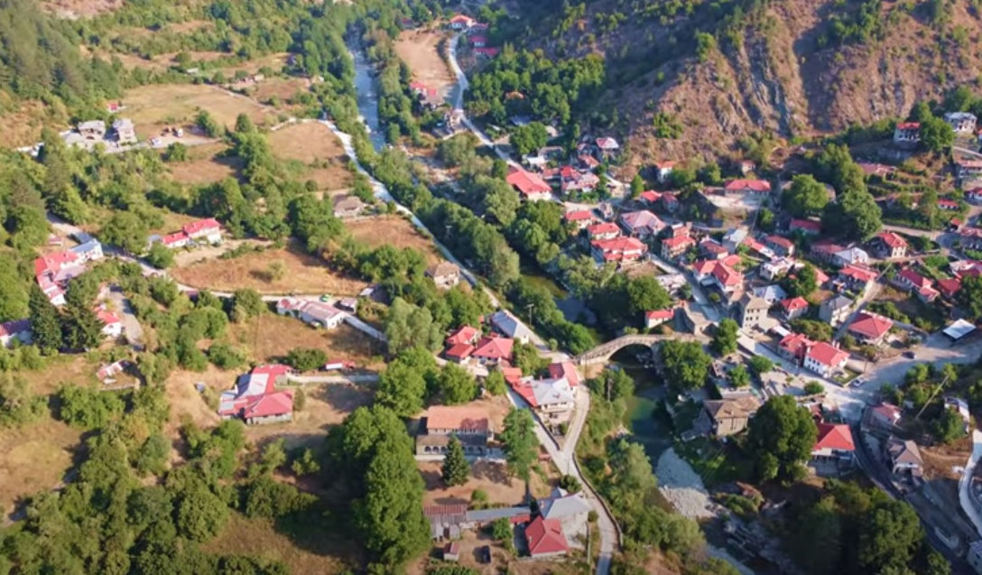 Το χωριό Βοβούσα από ψηλά © youtube.com/@TravelInspiration