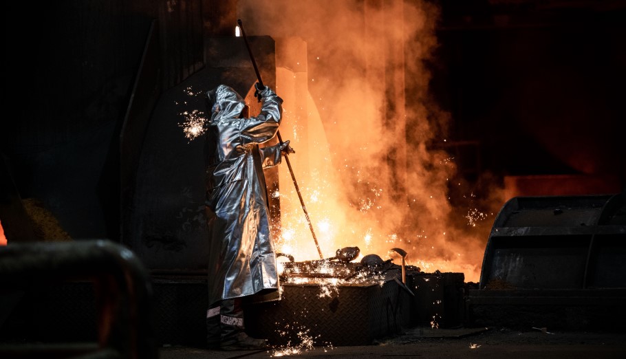 Εργαζόμενος σε χαλυβουργία στη Γερμανία © EPA/FABIAN STRAUCH