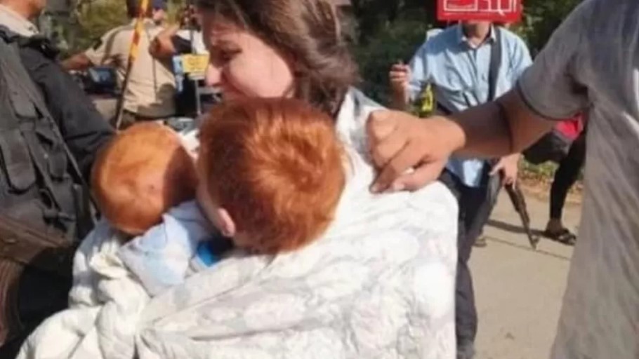 Η Shiri Bibas με τα δύο της παιδιά μετά την απαγωγή της από τη Χαμάς στο νότιο Ισραήλ © YouTube/screenshot