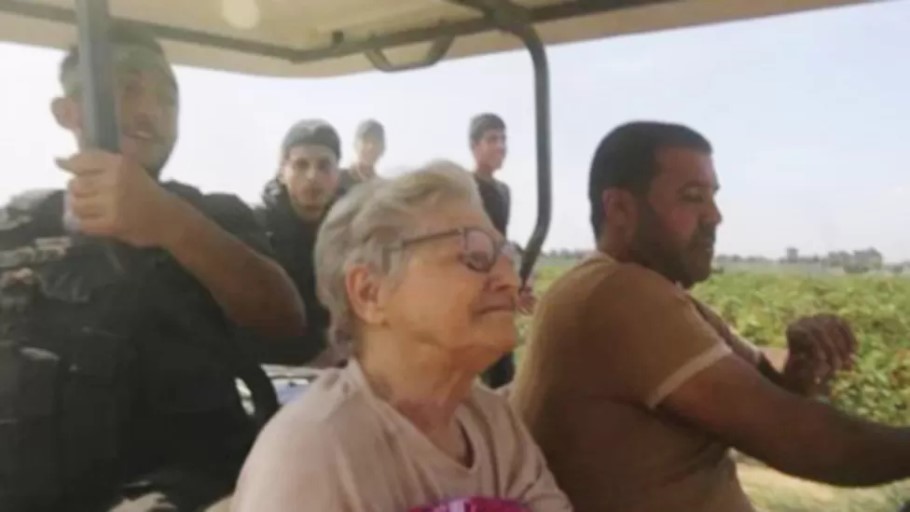 H Γιάφα Άνταρ σε φορτηγό με μαχητές της Χαμάς μετά την απαγωγή της από κιμπούτς στο νότιο Ισραήλ © YouTube/screenshot