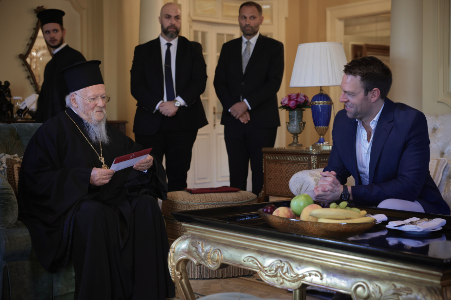 Ο Στέφανος Κασσελάκης στη συνάντηση με τον Οικουμενικό Πατριάρχη Βαρθολομαίο©ΑΠΕ-ΜΠΕ/ΣΥΡΙΖΑ/ΘΩΜΑΣ ΖΗΚΟΣ