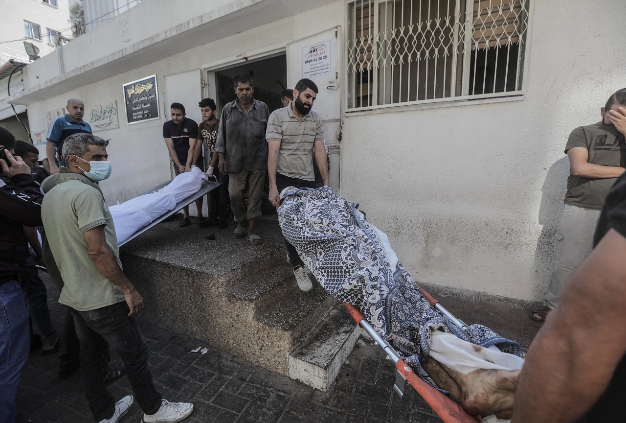 Απομάκρυνση σορών αμάχων από το νοσοκομείο Αλ Σίφα στη Γάζα