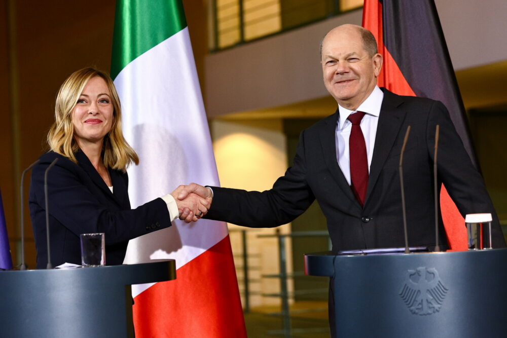 Στενότερη διμερή συνεργασία στους τομείς μεταξύ άλλων της οικονομίας, της τεχνολογίας, της ενέργειας και του πολιτισμού, συμφώνησαν ο καγκελάριος Όλαφ Σολτς και η πρωθυπουργός της Ιταλίας Τζόρτζια Μελόνι © EPA/FILIP SINGER