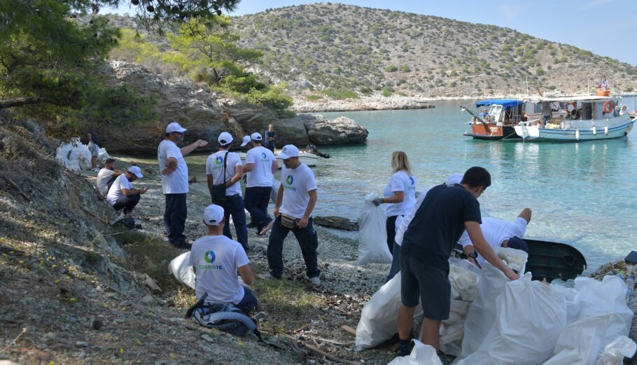 Οι εργαζόμενοι του ΟΤΕ καθαρίζουν παραλία στα πλαίσια της πρωτοβουλίας COSMOTE BLUE © cosmote