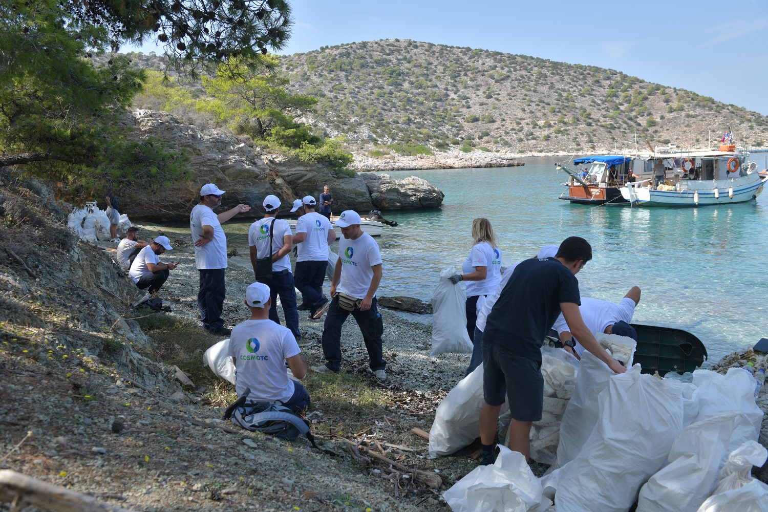 Οι εργαζόμενοι του ΟΤΕ καθαρίζουν παραλία στα πλαίσια της πρωτοβουλίας COSMOTE BLUE © cosmote