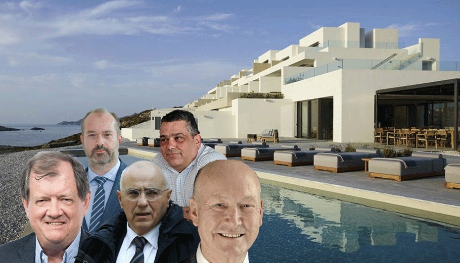 Ο Ιρλανδός κροίσος, Πολ Κολσον, ο Νικόλαος Ρούπακας, Country Manager της Everty Greece, ο πρόεδρος του SMERC, που εξαγόρασε το χαρτοφυλάκιο Tethys, Νίκος Καραμούζης, ο εκπρόσωπος της HIG Capital στην Ελλάδα, Κωνσταντίνος Μπήτρος και ο επικεφαλής της Reggeborgh, Χένρι Χόλτερμαν με φόντο το Domes White Coast Milos © ardaghgroup.com / everty.com / ΑΠΕ-ΜΠΕ / PowerGame.gr / Reggeborgh / domesresorts.com / PowerGame.gr