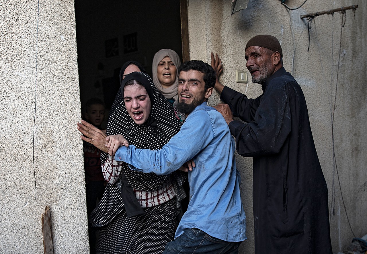 Κάτοικοι τη; Λωρίδας της Γάζας μετά από το χτύπημα σε προσφυγικό καταυλισμό στη Χαν Γιουνίς