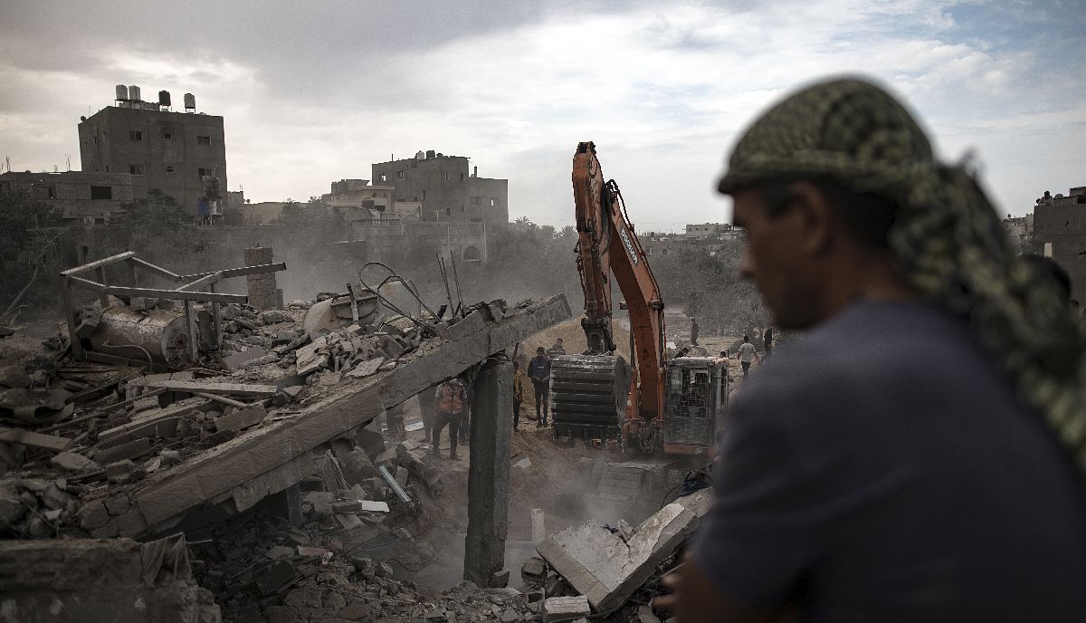 Παλαιστίνιοι ψάχνουν για επιζώντες ανάμεσα στα ερείπια ενός κτιρίου κατοικιών μετά από ισραηλινή επίθεση στο Khan Younis, νότια Λωρίδα της Γάζας © EPA/HAITHAM IMAD