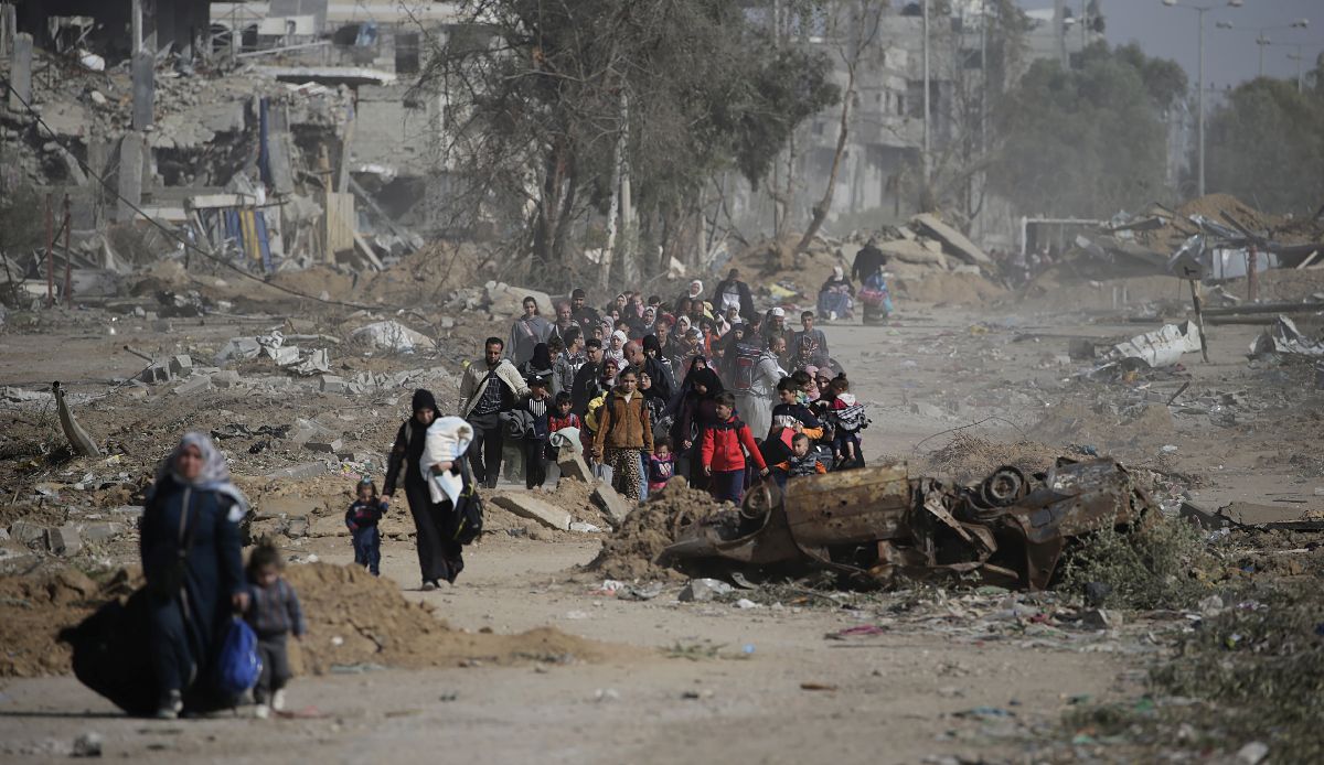 Παλαιστίνιοι ταξιδεύουν από τη βόρεια στη νότια Γάζα εν μέσω εκεχειρίας © EPA/MOHAMMED SABER