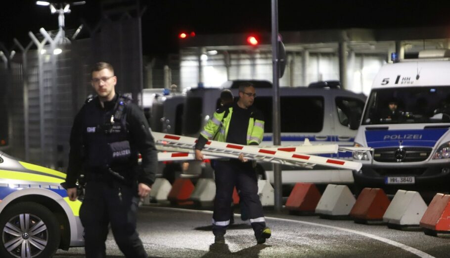 Αστυνομικοί στο αεροδρόμιου του Αμβούργου στη Γερμανία © EPA/Blaulicht-News.de