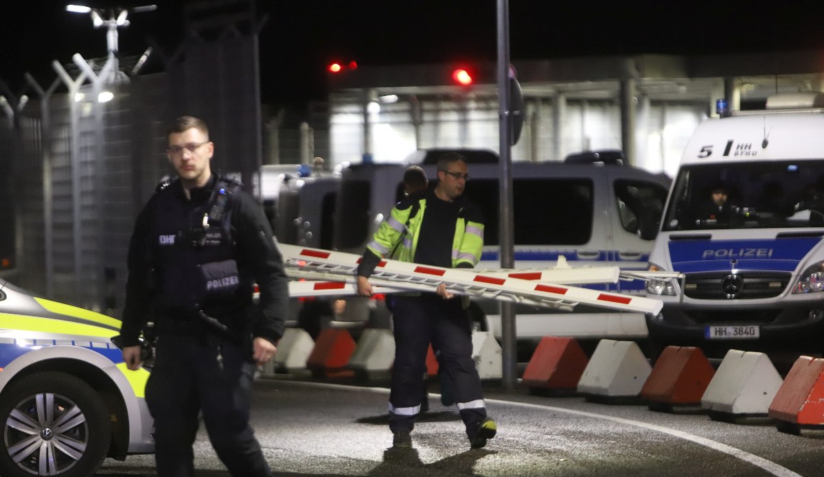 Αστυνομικοί στο αεροδρόμιου του Αμβούργου στη Γερμανία © EPA/Blaulicht-News.de