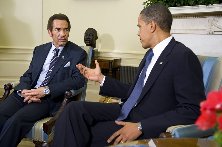 Ο Ίαν Κάμα, πρόεδρος της Μποτσουάνα, στον Λευκό Οίκο με τον Μπαράκ Ομπάμα το 2008 © EPA/MATTHEW CAVANAUGH