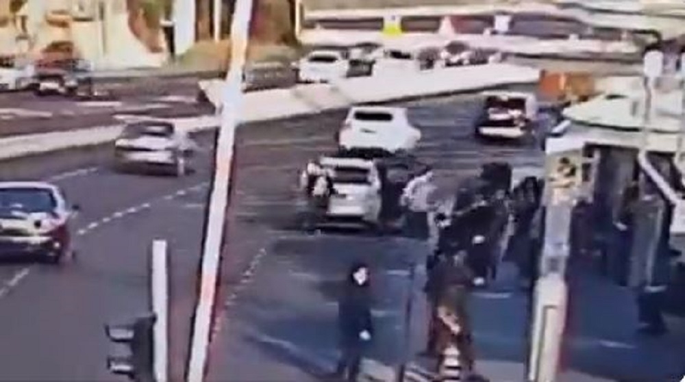 Στιγμιότυπο από την επίθεση στην Ιερουσαλήμ © printscreen/twitter