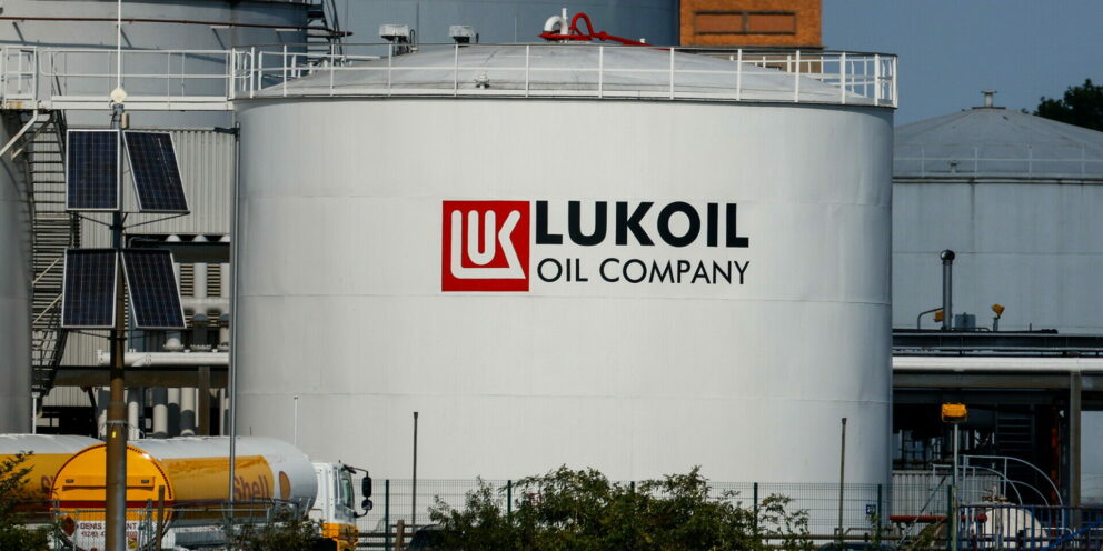 Η Lukoil και η βουλγαρική σφήνα στο νέο πακέτο κυρώσεων κατά της Ρωσίας