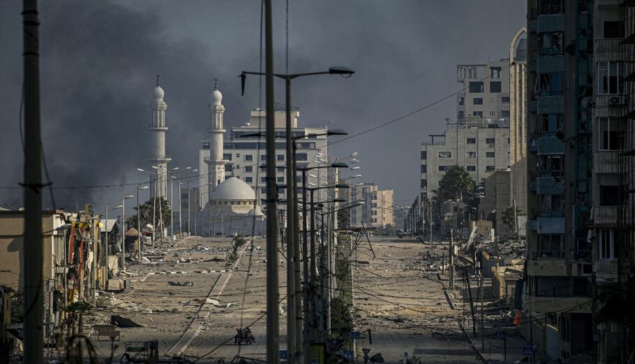 Συντρίμμια σε έρημο δρόμο μετά από αεροπορικές επιδρομές του Ισραήλ στην πόλη της Γάζας © EPA/MOHAMMED SABER