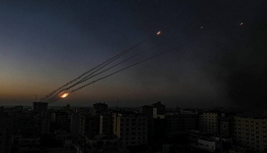Εκτόξευση ρουκετών από τη βόρεια Γάζα προς το Ισραήλ © EPA/MOHAMMED SABER