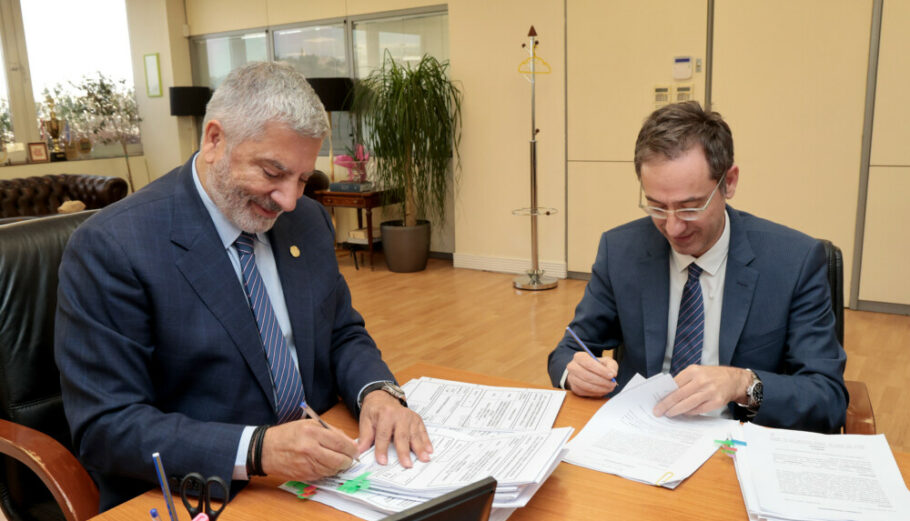 Η υπογραφή της σύμβασης για τη δημιουργία ποδηλατόδρομου και πεζόδρομου στην Αττική Ριβιέρα, από τον περιφερειάρχη Αττικής και τον διευθύνοντα σύμβουλο της ΕΤΑΔ Α.Ε. © ΔΤ