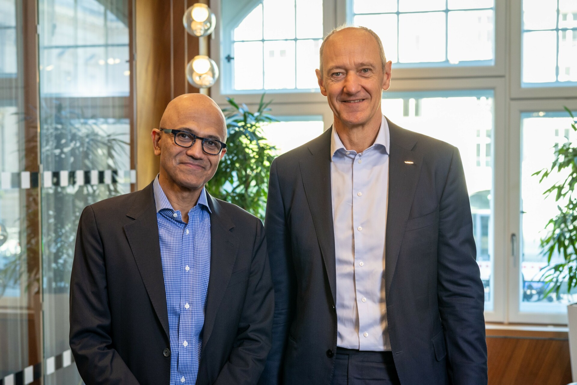Ο Satya Nadella, Πρόεδρος και Διευθύνων Σύμβουλος της Microsoft και ο Roland Busch, CEO της Siemens AG © ΔΤ