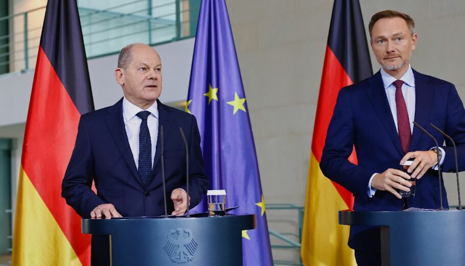Ο Γερμανός Καγκελάριος Όλαφ Σολτς με τον υπουργό Οικονομικών Κρίστιαν Λίντνερ © EPA/HANNIBAL HANSCHKE