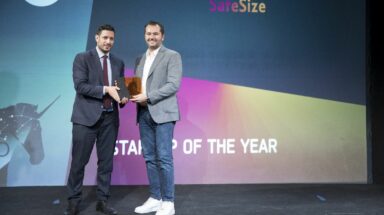 Ο ιδρυτής της SafeSize Άγγελος Σταυράκης παραλαμβάνει το βραβείο «Startup of the Year», από τον υφυπουργό Ψηφιακής Διακυβέρνησης Κωνσταντίνο Κυρανάκη © SafeSize