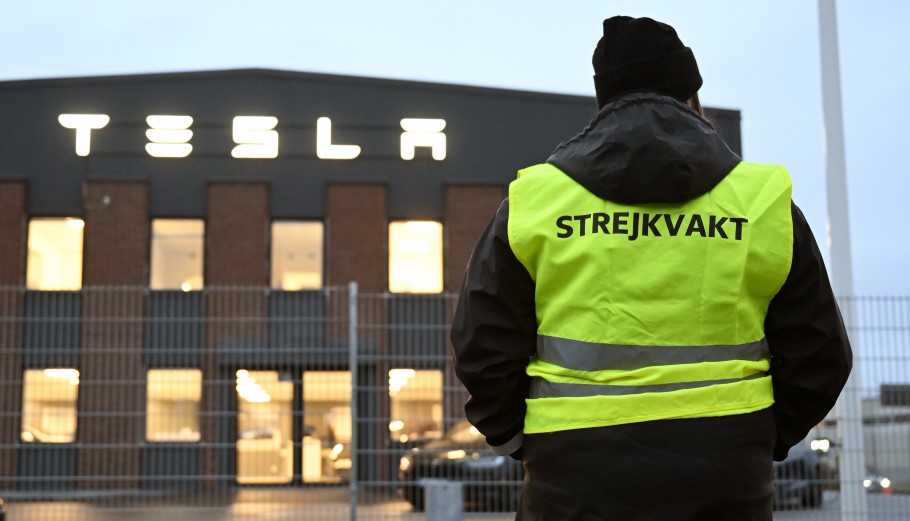 Εργαζόμενος σε απεργία έξω από τα γραφεία της Tesla στη Σουηδία © EPA/Jessica Gow