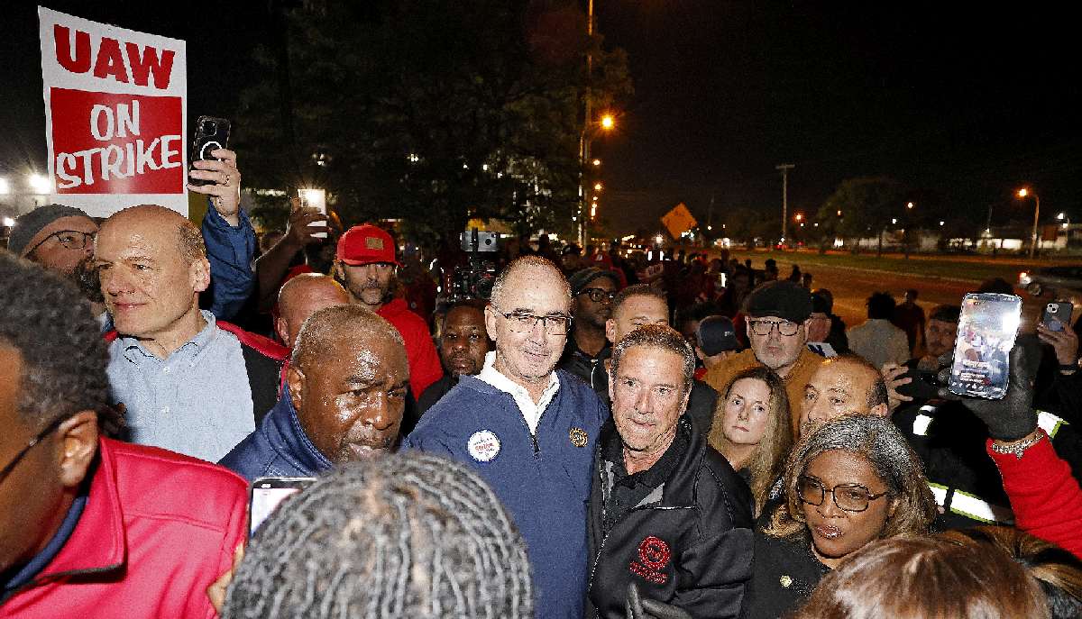 Ο πρόεδρος του συνδικάτου United Auto Workers (UAW) Σον Φέιν με τον αντιπρόεδρο Chuck Browning χαιρετούν μέλη του UAW κατά τη διάρκεια απεργίας έξω από το εργοστάσιο συναρμολόγησης της Ford στο Μίσιγκαν © EPA/MIKE MULHOLLAND
