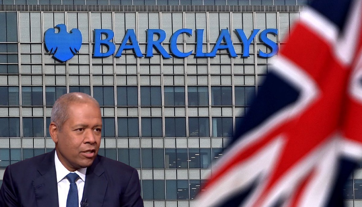 O διευθύνων σύμβουλος της Barclays C.S. Venkatakrishnan (Venkat) με φόντο το κτίριο της τράπεζας © Youtube/printscreen / EPA/ANDY RAIN/ PowerGame.gr