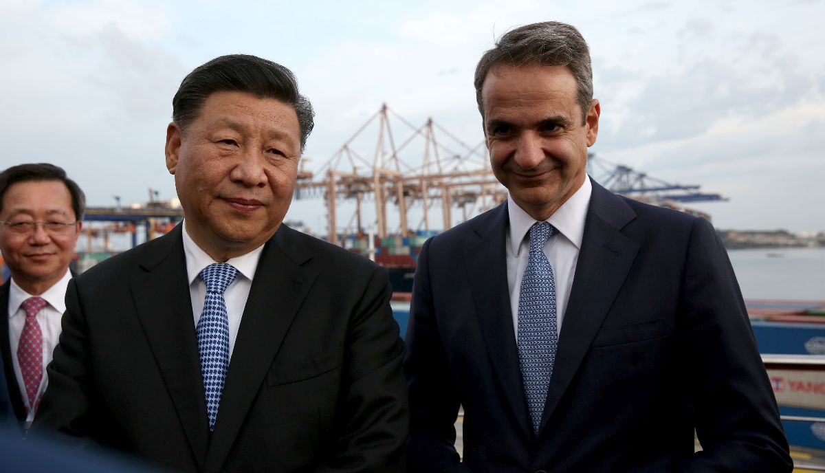 Ο Σι Τζινπίνγκ και ο Κυριάκος Μητσοτάκης κατά την επίσκεψη του προέδρου της Κίνας στην Ελλάδα τον Νοέμβριο του 2019 © ΑΠΕ-ΜΠΕ/ΟΡΕΣΤΗΣ ΠΑΝΑΓΙΩΤΟΥ