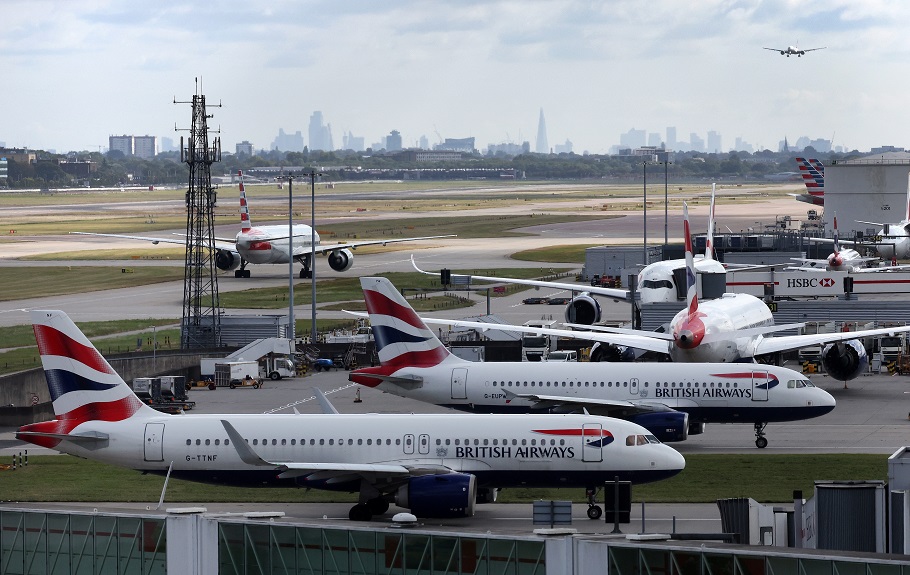 Αεροσκάφη τροχοδρομούν στο αεροδρόμιο Χιθροου του Λονδίνου@ EPA/ANDY RAIN